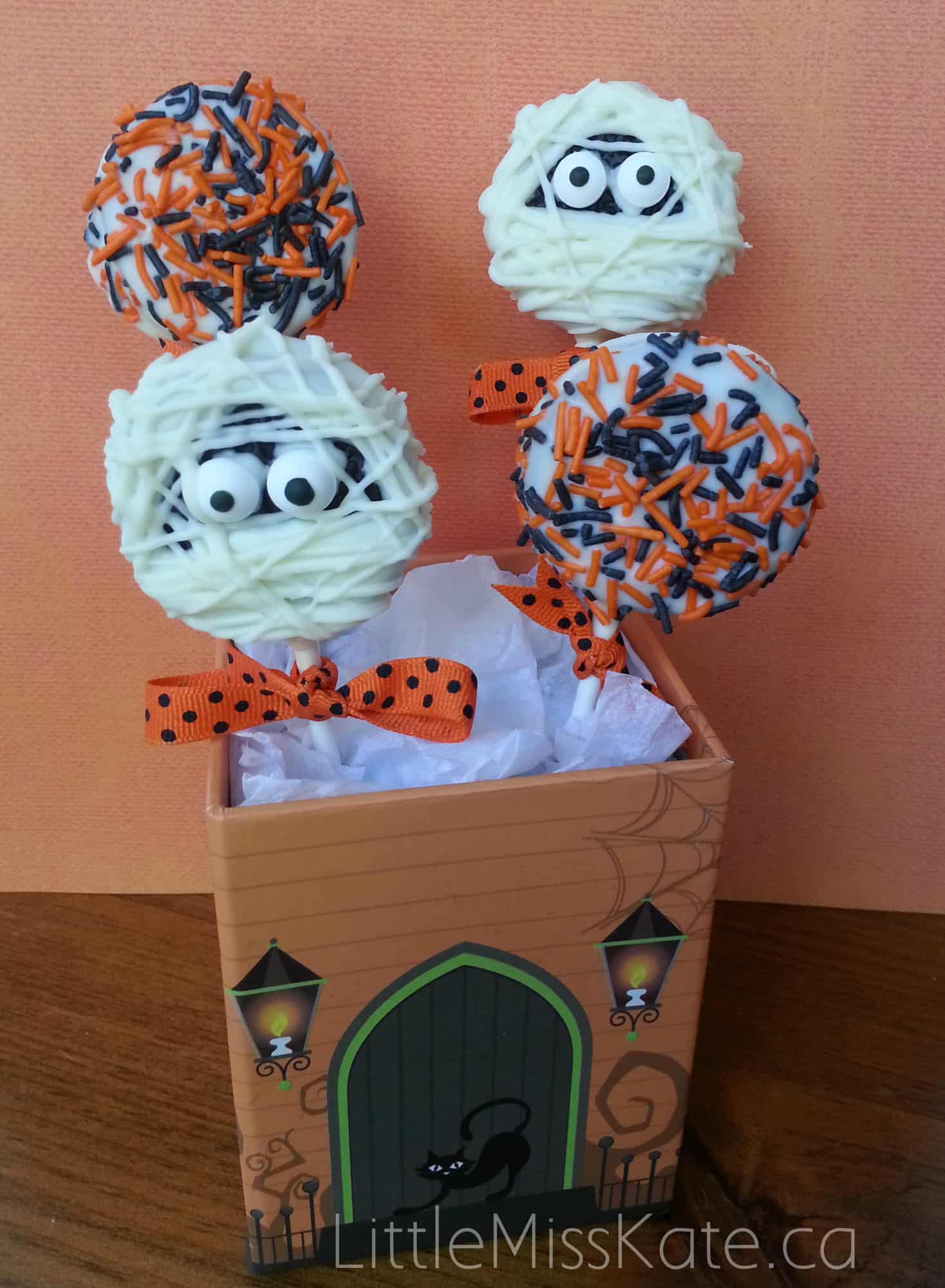 easy Halloween Treat Idea Mummy Oreo Pops 