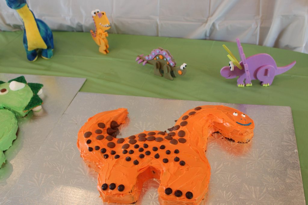 How to make a stegosaurus cake